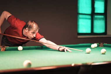 bir bilardo oyuncusu topa amaç takes