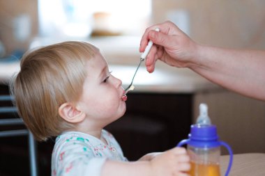 Bebek besleme kaşık