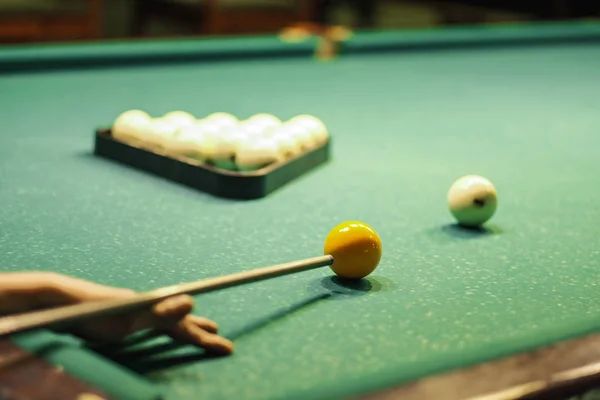 En pool spelare tar sikta på bollen — Stockfoto
