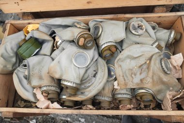 bir kutu içinde gaz maskeleri