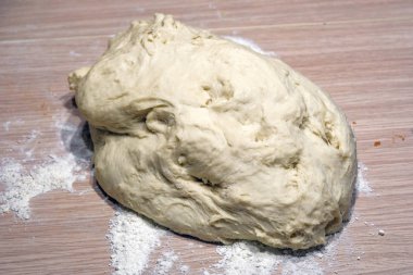 Masanın üzerinde hamur mayaları