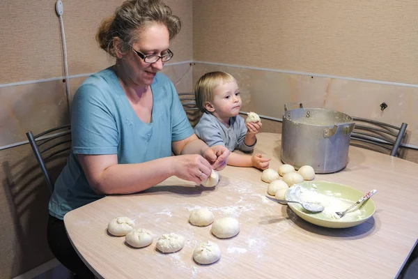 Anne ve çocuk turta yaparım