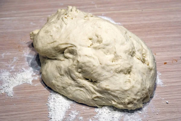 Masanın üzerinde hamur mayaları