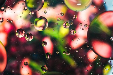 Su damlalarından gelen renkli arkaplan