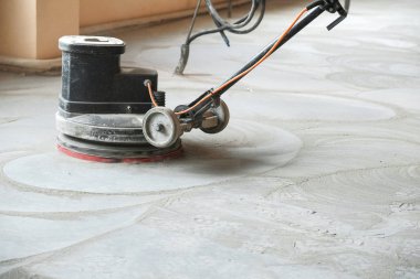işçiler şantiyede beton zemin eziyet