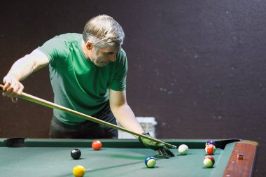 bir bilardo oyuncusu topa amaç takes