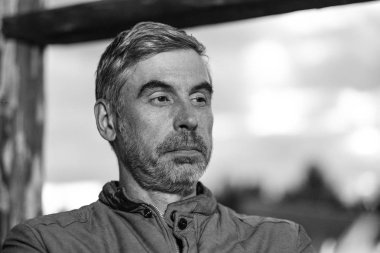 anlamlı duygu ile acımasız adam portresi