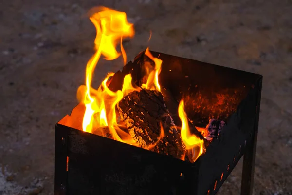 Flammes de feu du gril dans l'obscurité — Photo