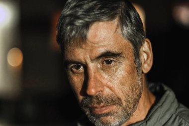 anlamlı duygu ile acımasız adam portresi