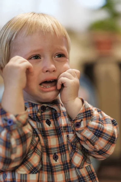 Cranky baby cries — Stock Photo, Image