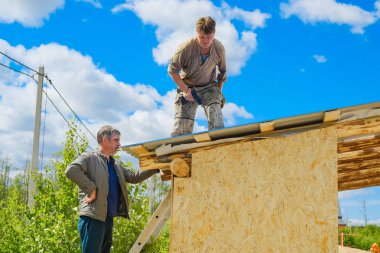 İşçiler bir çatı bir ülkede evde olun.