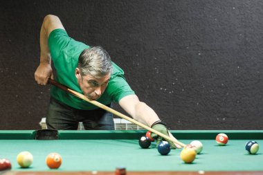 bir bilardo oyuncusu topa amaç takes