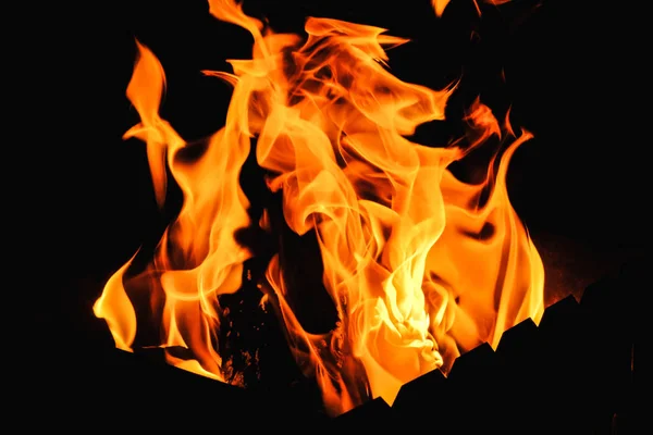 Eldslågor från grillen i mörkret — Stockfoto