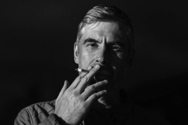 anlamlı duygu ile acımasız adam portresi