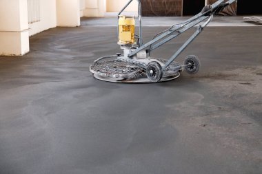 dökülen beton levha