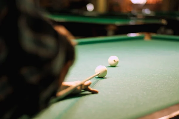 Un jugador de billar apunta a la pelota — Foto de Stock