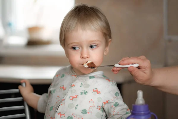 Mamma nutre il bambino da un cucchiaio — Foto Stock