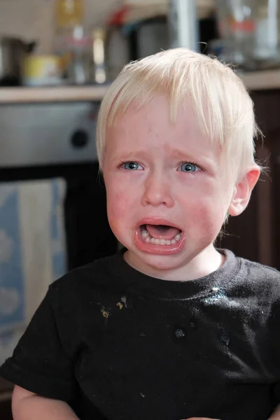 Капризный ребенок плачет — стоковое фото