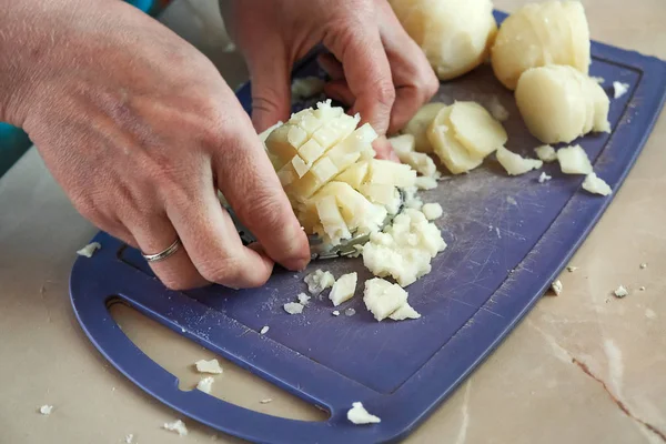 Kobieta, wyciąć ugotowane ziemniaki, Sałatka — Zdjęcie stockowe