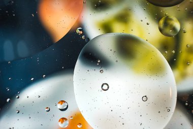 Su damlalarından gelen renkli arkaplan