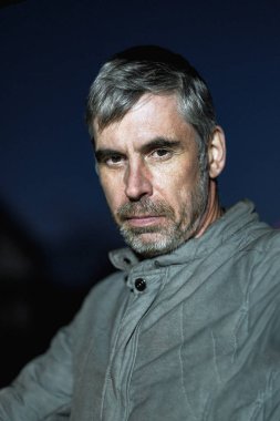 anlamlı duygu ile acımasız adam portresi