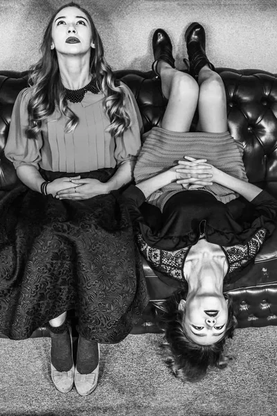 Δύο όμορφα κορίτσια στην αίθουσα μπιλιάρδου — Φωτογραφία Αρχείου