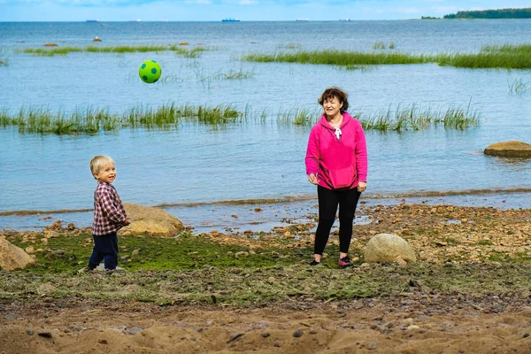 Lindo niño jugando pelota en la playa — Foto de Stock