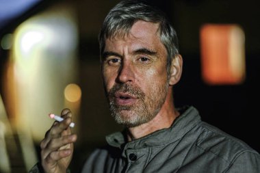 anlamlı duygu ile acımasız adam portresi