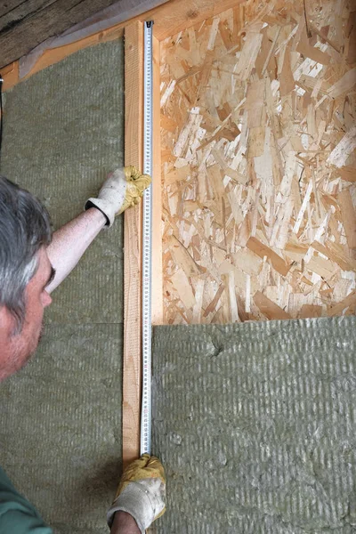 Trabajador aísla una casa de campo de lana mineral —  Fotos de Stock