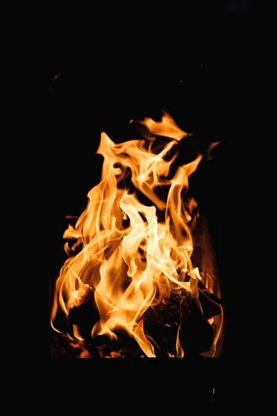 暗闇の中でグリルから火炎 — ストック写真