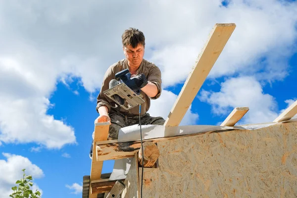 Pekerja membuat atap di sebuah rumah negara — Stok Foto