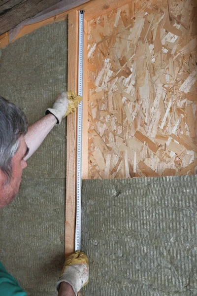 Werknemer isoleert een landhuis van minerale wol — Stockfoto