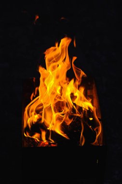 Karanlıkta ızgara alevler ateş