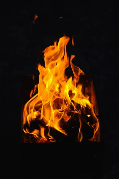 Φωτιά φλόγες από τη σχάρα στο σκοτάδι — Φωτογραφία Αρχείου