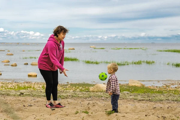 Lindo niño jugando pelota en la playa — Foto de Stock