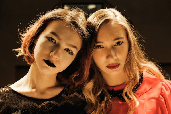 Δύο Όμορφα Κορίτσια Στην Αίθουσα Μπιλιάρδου — Φωτογραφία Αρχείου