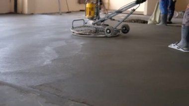 işçiler şantiyede beton zemin eziyet