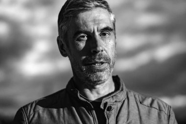 anlamlı duygu ile acımasız adam portresi