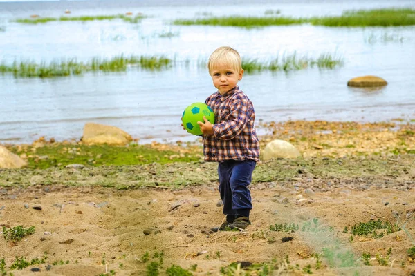 Lindo niño jugando pelota en la playa — Foto de Stock