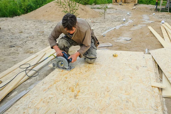 Pekerja melakukan perbaikan di sebuah rumah desa — Stok Foto