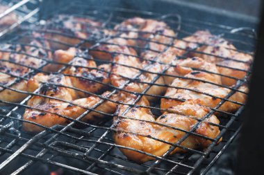 Barbekü tavuk gevrek gevrek kabuk ile