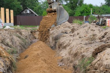 Traktör inşaat alanında çalışır