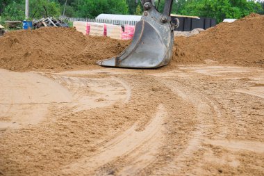 Traktör inşaat alanında çalışır