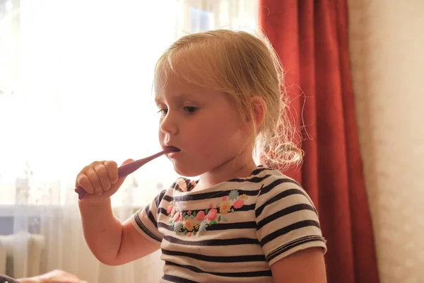 Bella carina bambina lavarsi i denti — Foto Stock