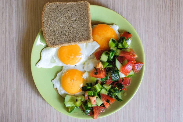Вкусные куриные яйца с салатом и хлебом на тарелке — стоковое фото