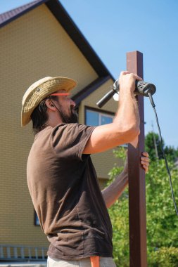 Oluşturucu üzerinde inşaat site kesme metal taşlama