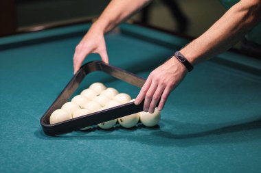 Bu şekilde masanın üzerine toplanan Bilardo topları