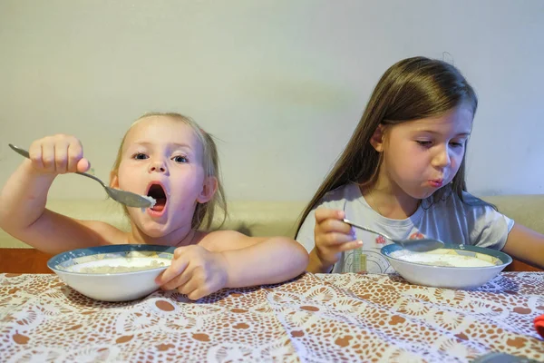 Dos hermanas encantadoras desayunan en la cocina —  Fotos de Stock
