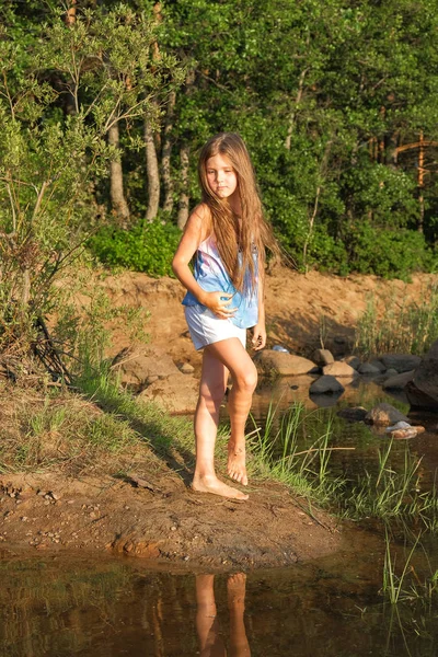 bir kız denizde güzel parlak güneşli portresi