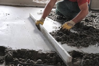 İnşaatçılar inşaat alanına beton döktü